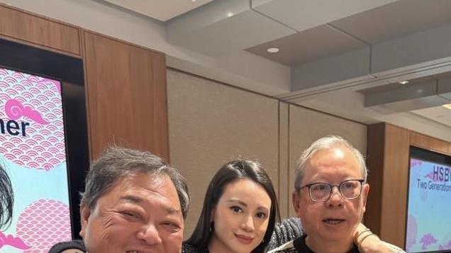 林建岳邱达昌俩豪门聚餐，子女打成一片，林恬儿搂着父亲义父合照