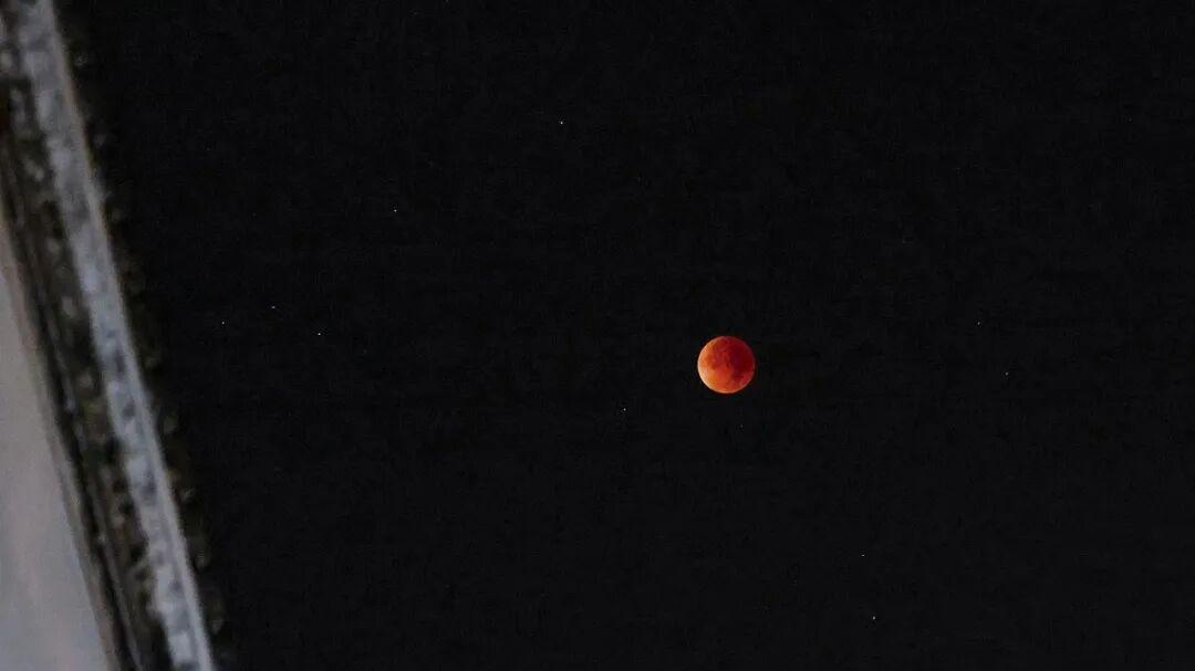 刷屏朋友圈！“红月亮”高清大图来了！