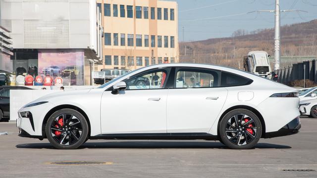 15万不到的纯电轿跑，272马力+620km续航，还看比亚迪？