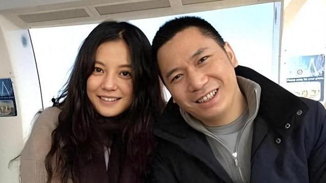 48岁赵薇离婚后被偶遇，打扮得时尚靓丽，不当明星活得依然滋润