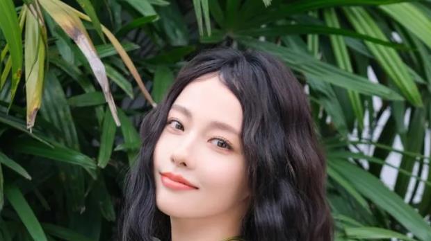 将秦岚推下高台，在剧组暴打场记，叫婆婆为阿姨，张嘉倪有多狠？