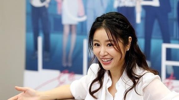 49岁林心如气质依旧，白色西装展现完美身材，网友惊叹魅力不减