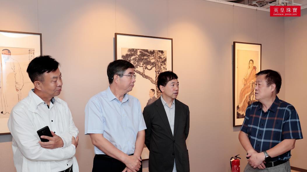 英皇珠宝陈世昌与徐悲鸿长孙徐小阳举行联合独家授权签约仪式