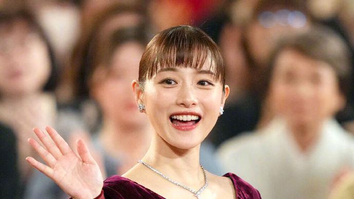 38岁石原里美官宣二胎出生喜讯，荣升四口之家，开心表示将休产假