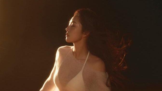 蔡文静最新写真大片，穿薄纱半透针织魅力十足，回眸一瞬风情万种