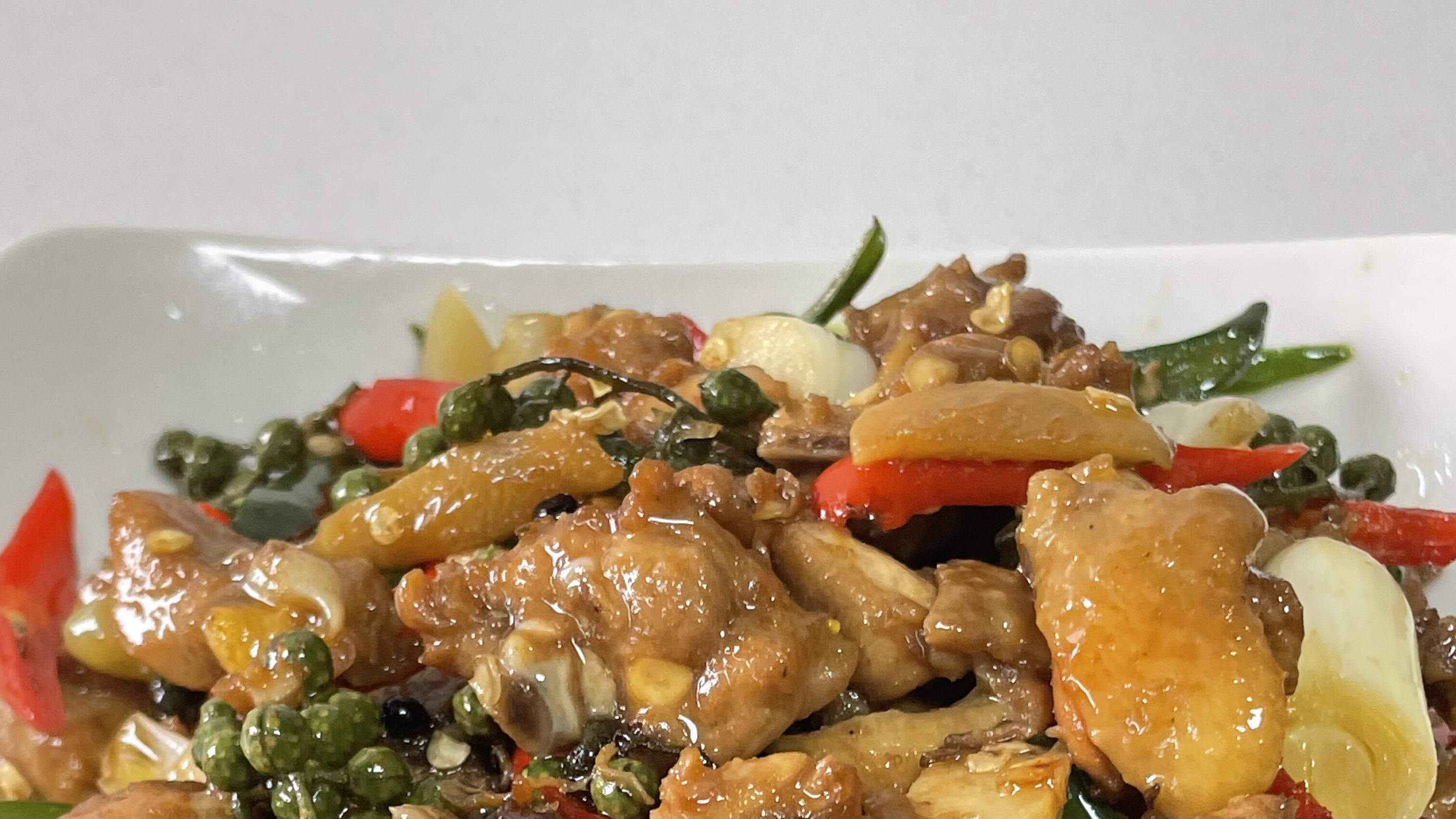 鸡肉这样炒才麻香不呛？青花椒处理的秘诀在这里