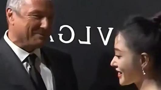 金主对各女星待遇悬殊，张天爱主动拥抱遭拒，网友