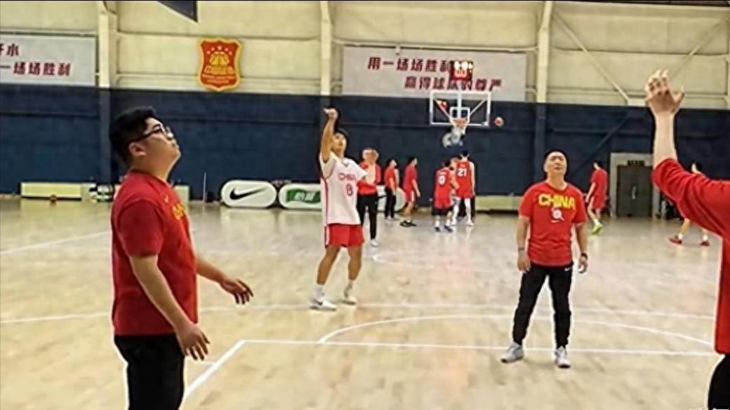 徐杰今天随队返粤！中国男篮或将与广东宏远打热身赛 杜锋PK郭士强