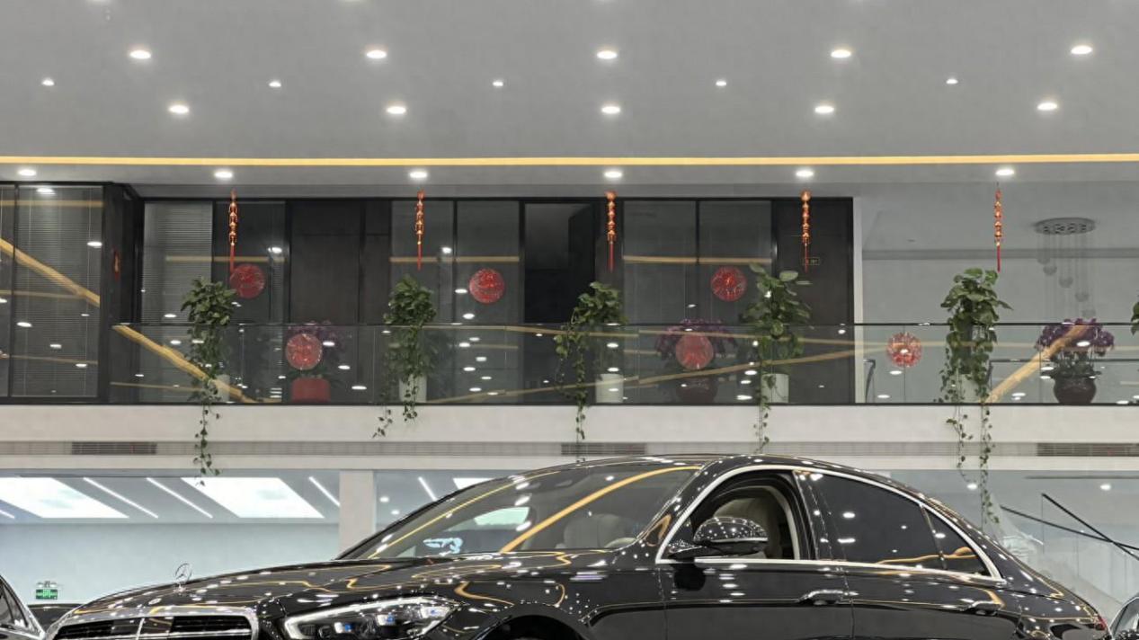 黑武士仅一年车龄，2022款奔驰S450L，81.9万体验D级轿车魅力