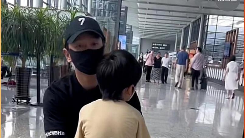 Angelababy巴黎晒与小海绵牵手背影照，8岁儿子身高瞩目，工作不忘带娃标准的女强人