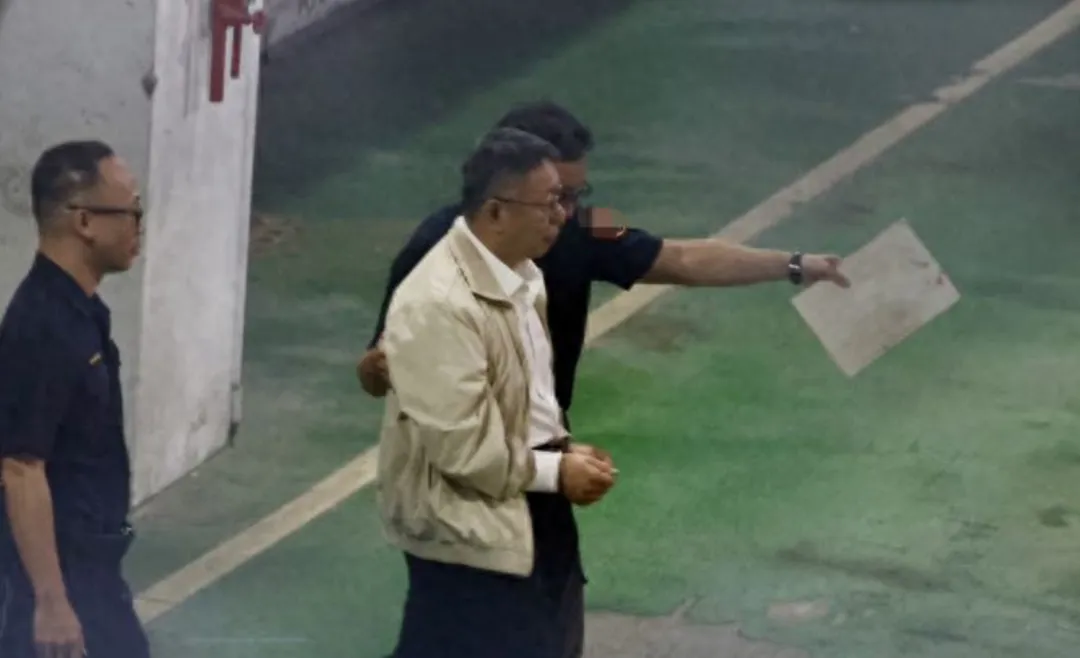 柯文哲正式请辞，哽咽留下一句话，赖当局斩草除根，第二枪已打响