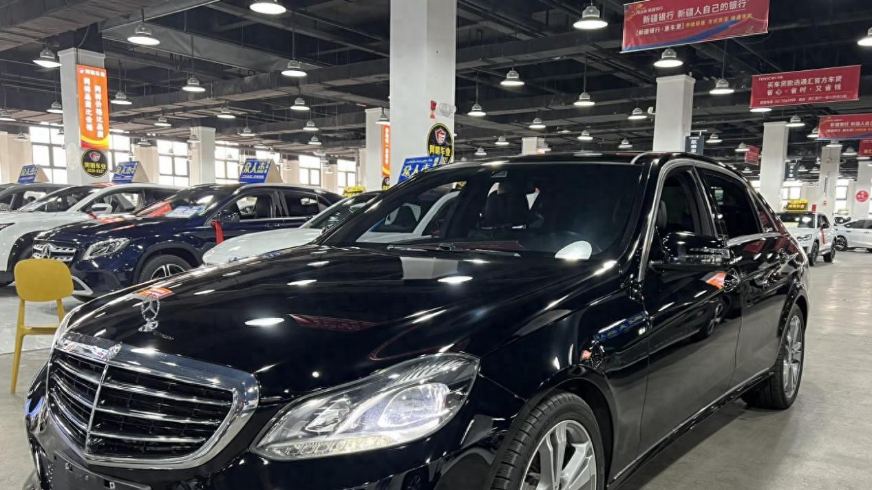 西装暴徒也有铁汉柔情，2015款奔驰E320L，带你感受速度与激情