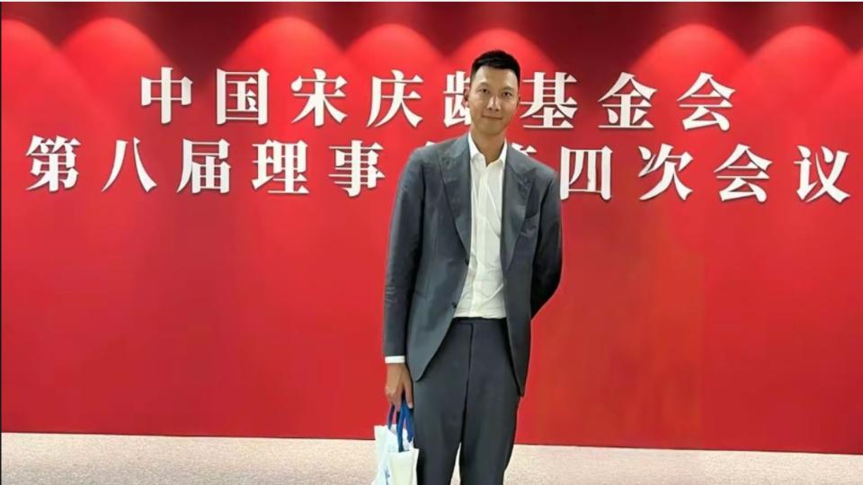 唏嘘！易建联“pc门”后现身明显消瘦，与王仕鹏广州律所被追星笑容灿烂