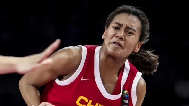 13岁天才少女加盟广东女篮，中英混血天赋出众，被寄望接班李梦