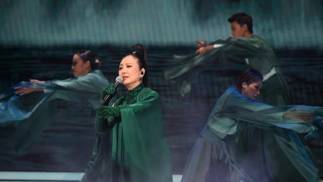 78岁路都走不稳还开演唱会捞金，全网骂声一片，她却扬言回馈粉丝