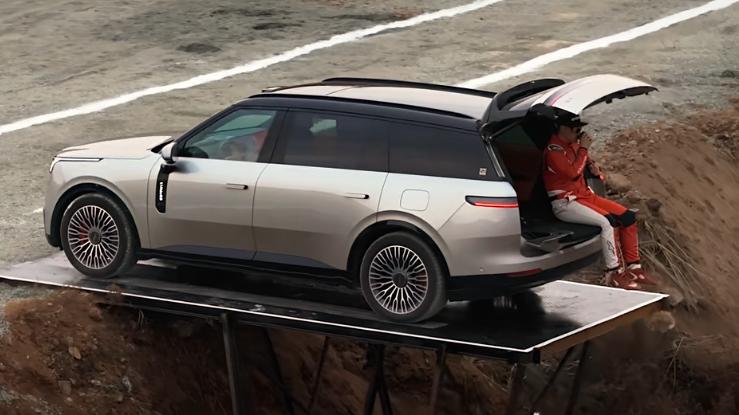 别再说大车不好开，看看领克900的极限安全挑战就知道为什么了