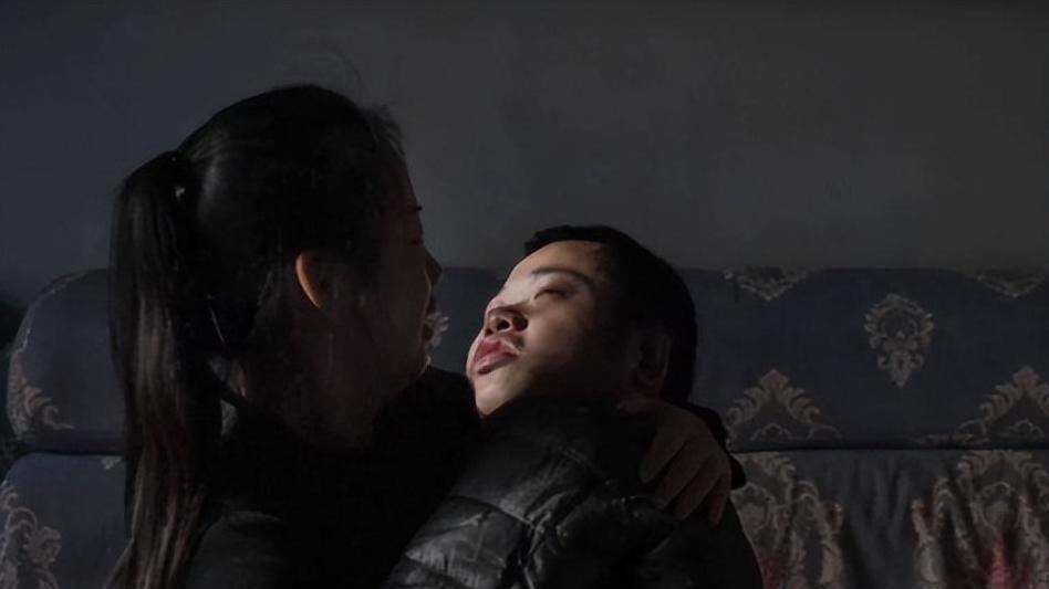 安徽28岁女孩每天和24岁弟弟一起睡，她以后还能找到男朋友吗？