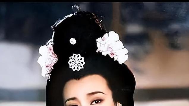刘晓庆非要多吃那条鱼吗？她在争口气，如她40多年前和港星争肉吃