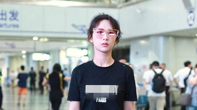 杨紫机场偶遇粉丝亲切互动，小猴紫太暖心！