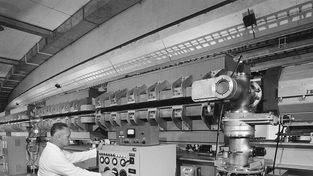 北方机械制造厂展示用钛制核潜艇的焊接过程