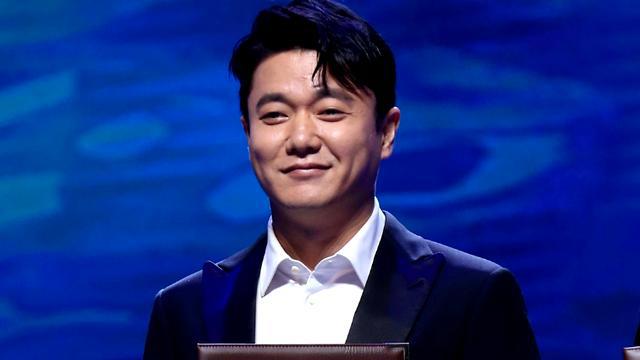 不要再替王太利感到遗憾了！事实上，他已走上和肖央截然不同的路