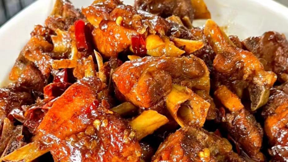 吃烤鸭，服务员问：鸭架要油炸还是煲汤？别纠结，果断说这4个字