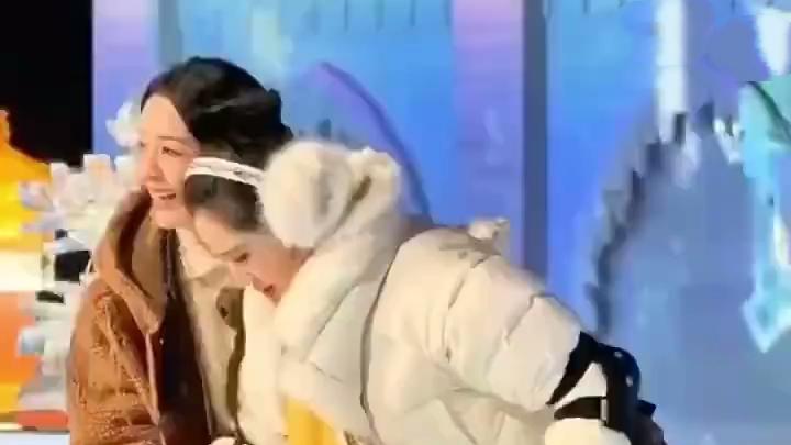 谢娜在长春冰雪上走路的样子，太好笑了