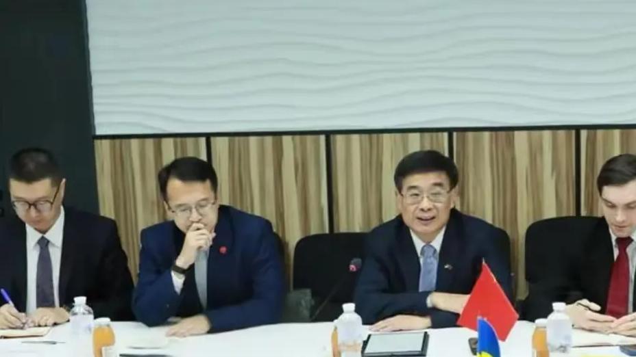 中国大使馆被“包围”，乌克兰人反复高喊6个字，中方签下大名