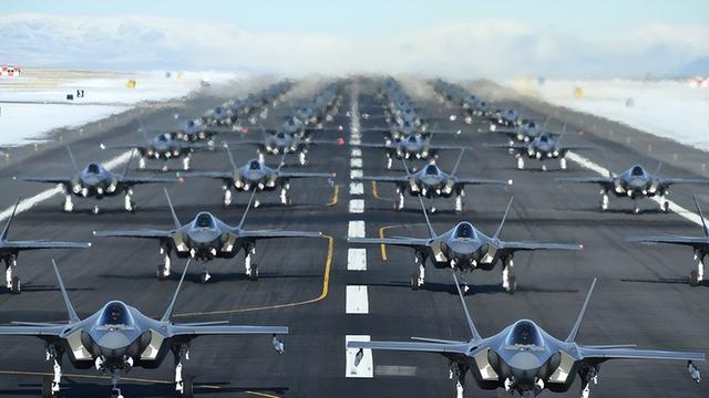 歼-50震撼亮相！西方军事专家集体失眠：中国六代机让F-35沦为