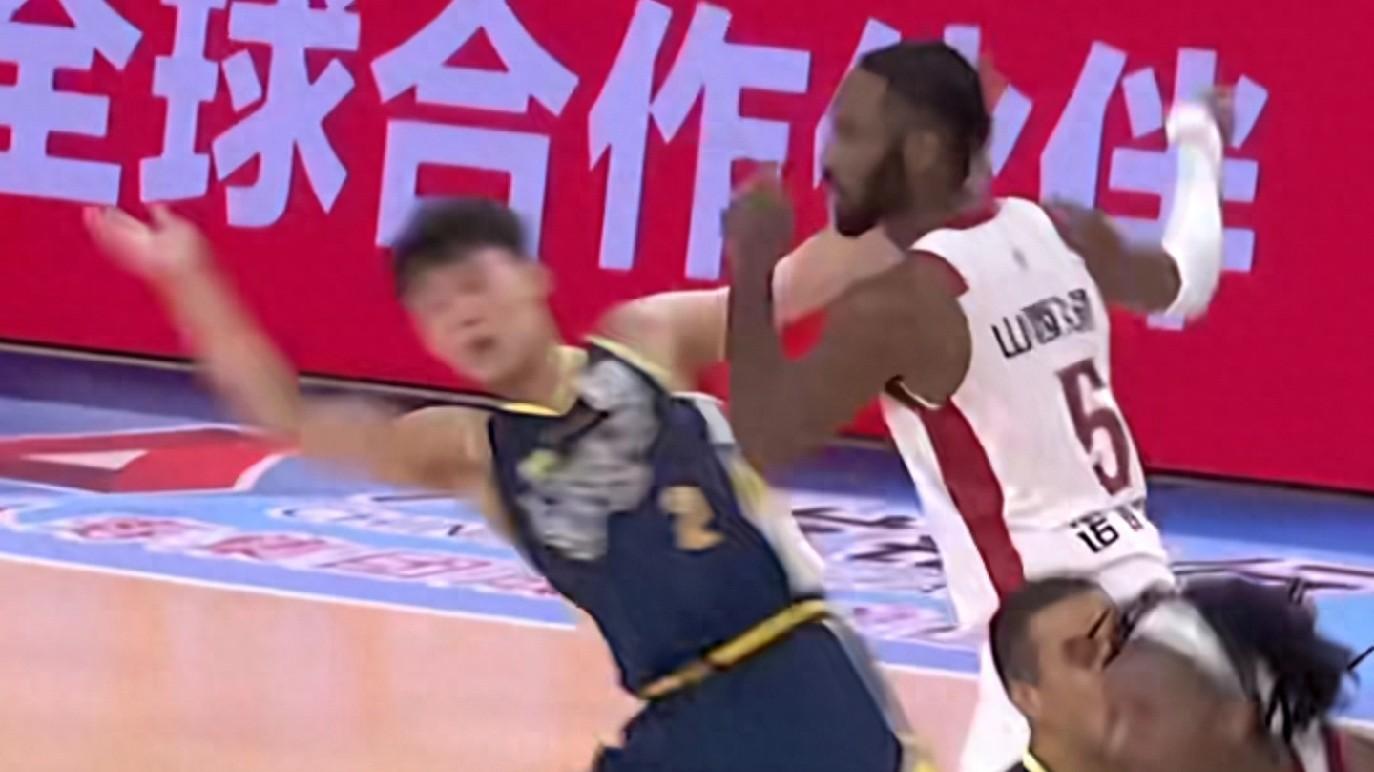 外援连犯两场冲撞本土后卫，广东队反击引争议