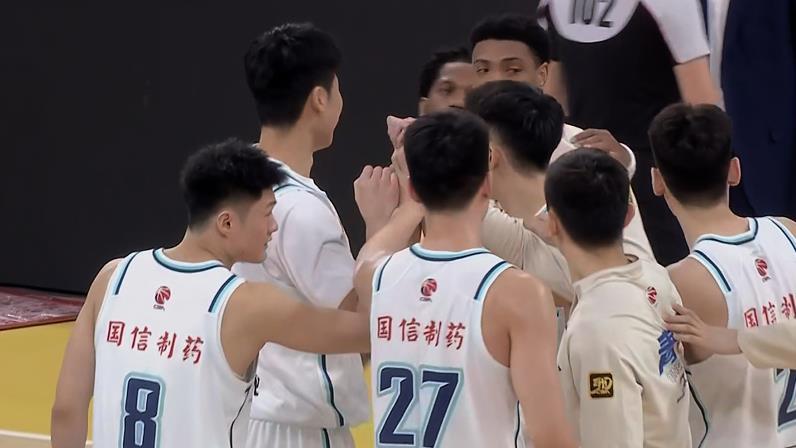 广厦男篮主场20分惨败青岛，季后赛首轮1-1战平，专家如何解读？