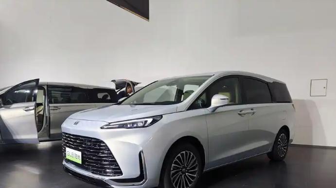 别克GL8陆尚PHEV正式发布，瞄准30万级插混MPV市场