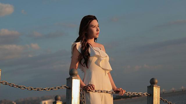 葛夕沙滩美照一出，网友盛赞大女主感，离婚等于新生？