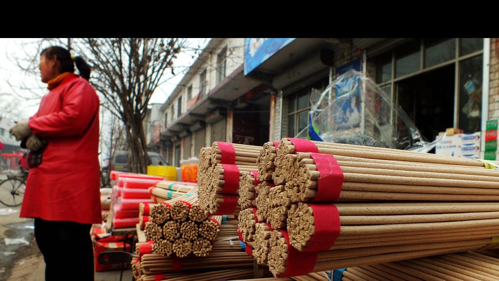 11岁“小财神”出摊！写春联日进斗金，背后故事超暖心