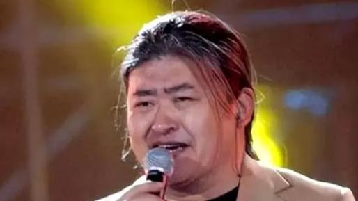 著名歌手刘欢：常年酗酒，佝偻着腰 ，年仅60满头白发！