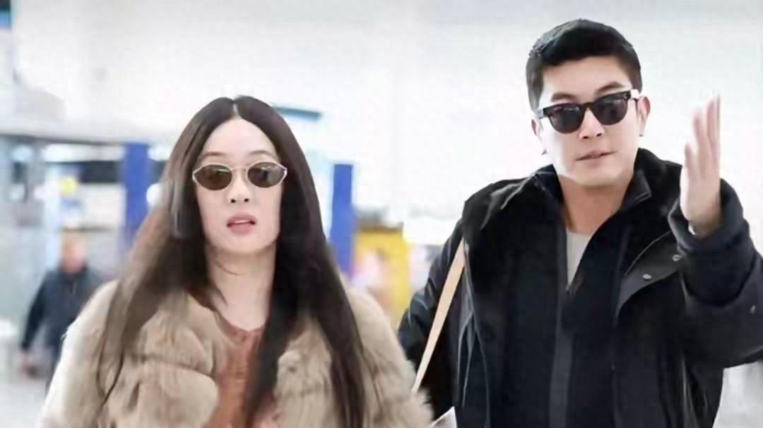 霍思燕度假被指“撞脸李湘”富态十足？同是贵妇风，内核却大不同