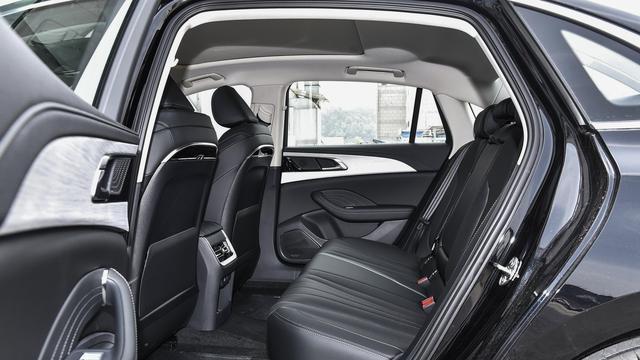 15万级“超级混动“，油耗低至3.7L，续航1700公里，红旗H5 PHEV上市