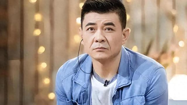 王新军老婆秦海璐仍显年轻，儿子像母亲翻版