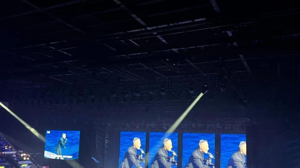 温碧霞夫妻看演唱会，穿深V含胸驼背怕走光，长发遮脸被嘲像老妖