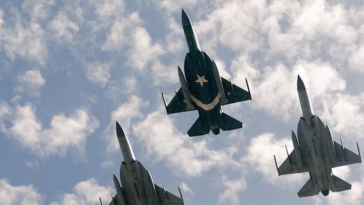 夜空下的枭龙之翼：南亚边境冲突背后的中美装备博弈与地缘平衡术