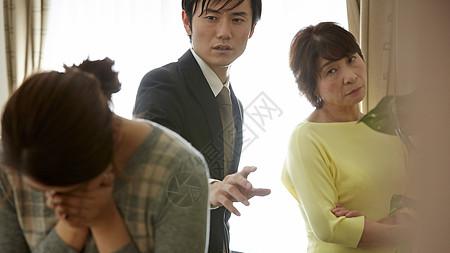 张某某酒后伤害女友和儿子获有期徒刑一年零八个月