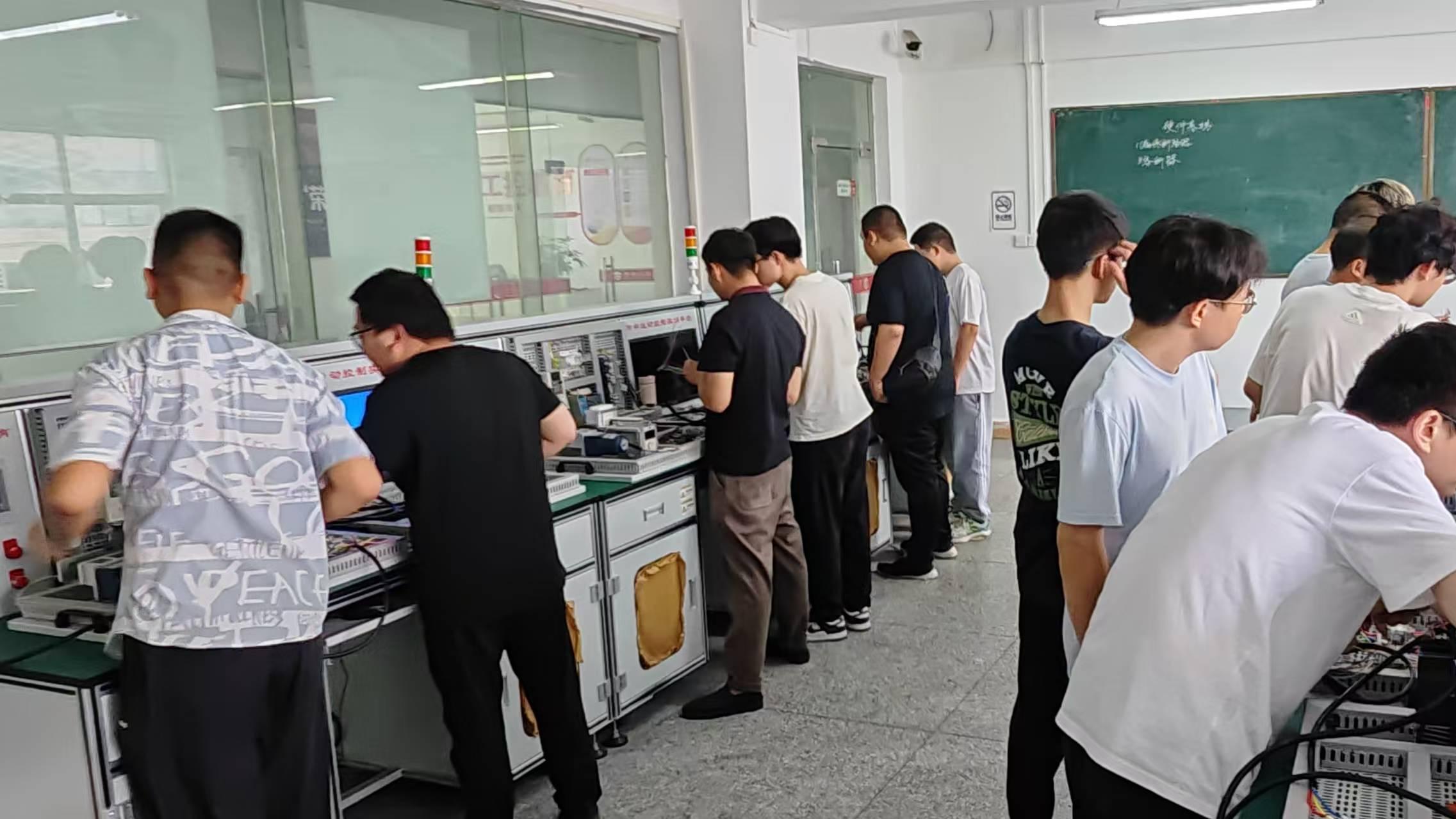 教学质量分析：武汉电气自动化PLC培训学校教学质量管理对比