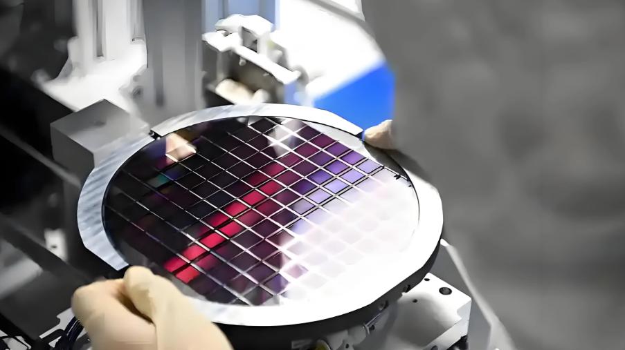 黄仁勋急眼，再锁中国，美国AI、芯片都要黄！