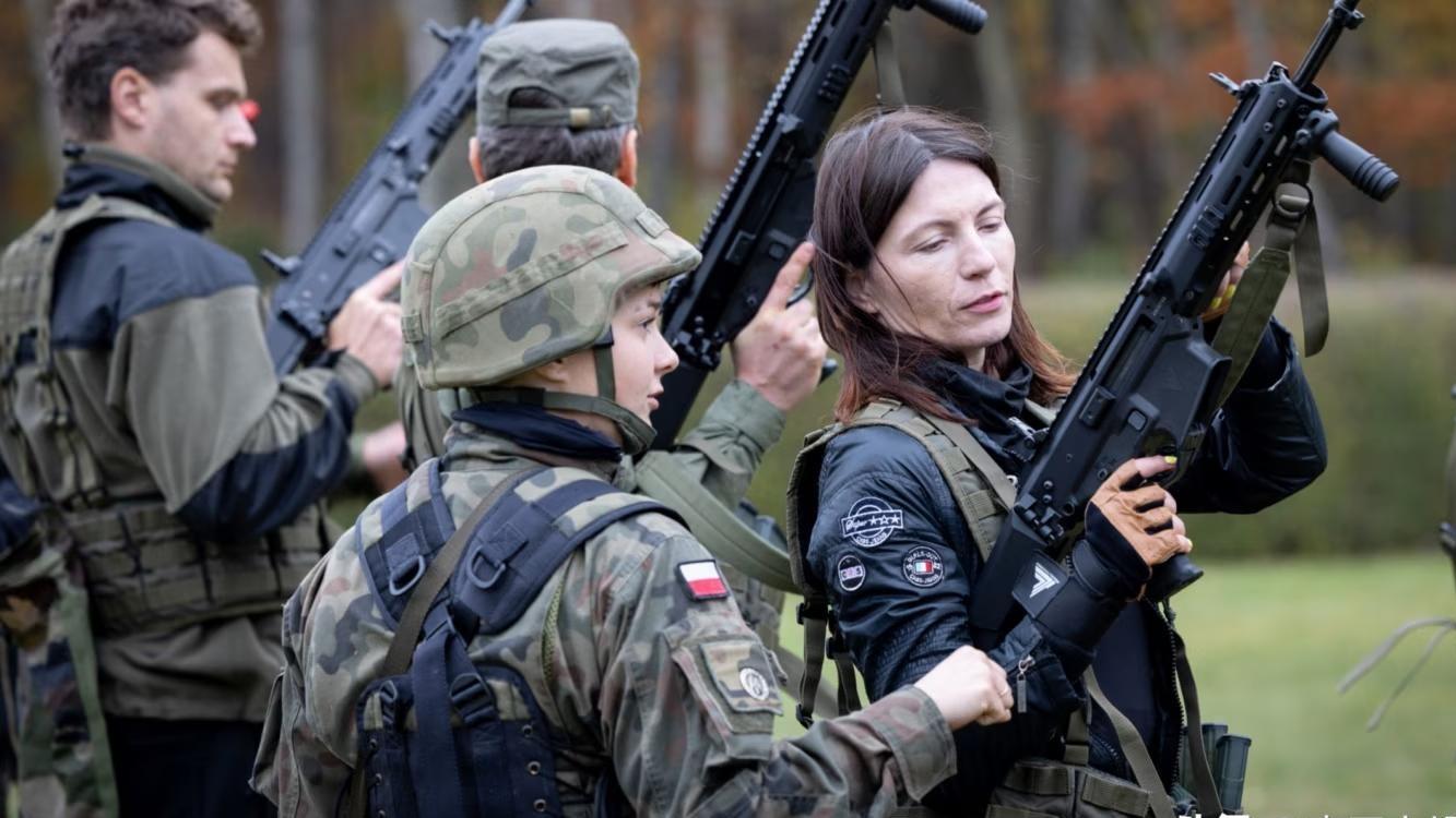 波兰全民参军，总统怒斥乌克兰忘恩负义，四十万大军剑指俄罗斯？