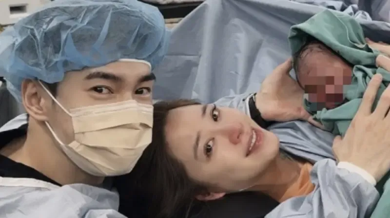 欧阳妮妮当妈首发声！张书豪公开儿子小名，全家合影画面温馨