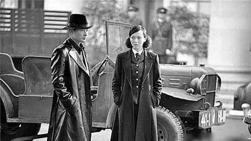 他奉命插入敌内部，不是去搞情报，使用特工的境界谁有周恩来高明