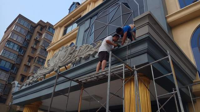 外墙翻新如何选择？真石漆、水包砂和水包水，哪个更适合你？