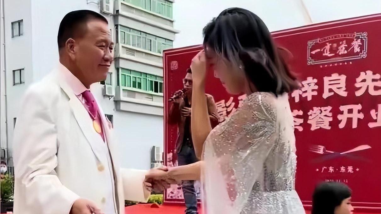 周星驰此生唯一当伴郎，就是给大哥万梓良，如今落魄，他帮了吗？