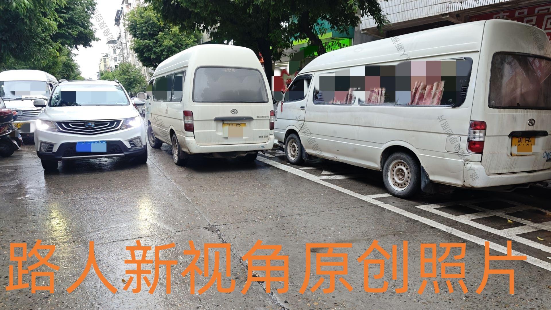 营山县这条道路上的车辆停放场景，是否该得到规范管理？