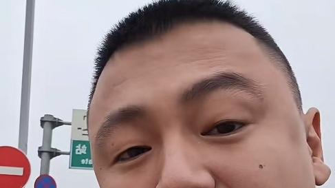 女婿去丈母娘家拜年，被安排小孩一桌，听到叔叔的话连夜开车走了